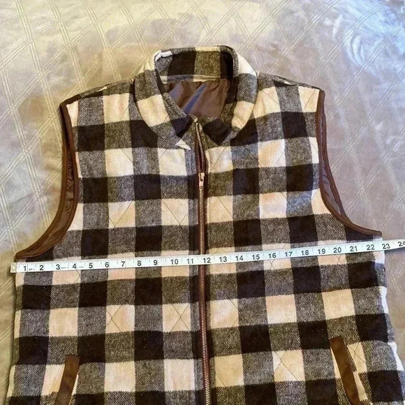 Woman’s 2X Brown and Cream Plaid Vest. Faux leather trim. - Picture 6 of 7